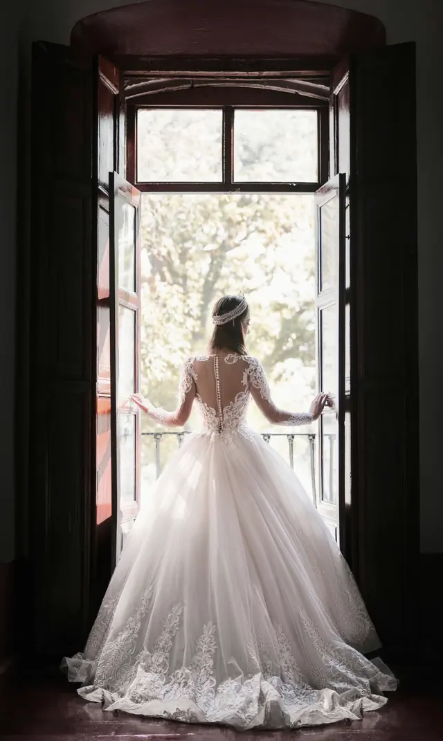 Novia junto a una ventana