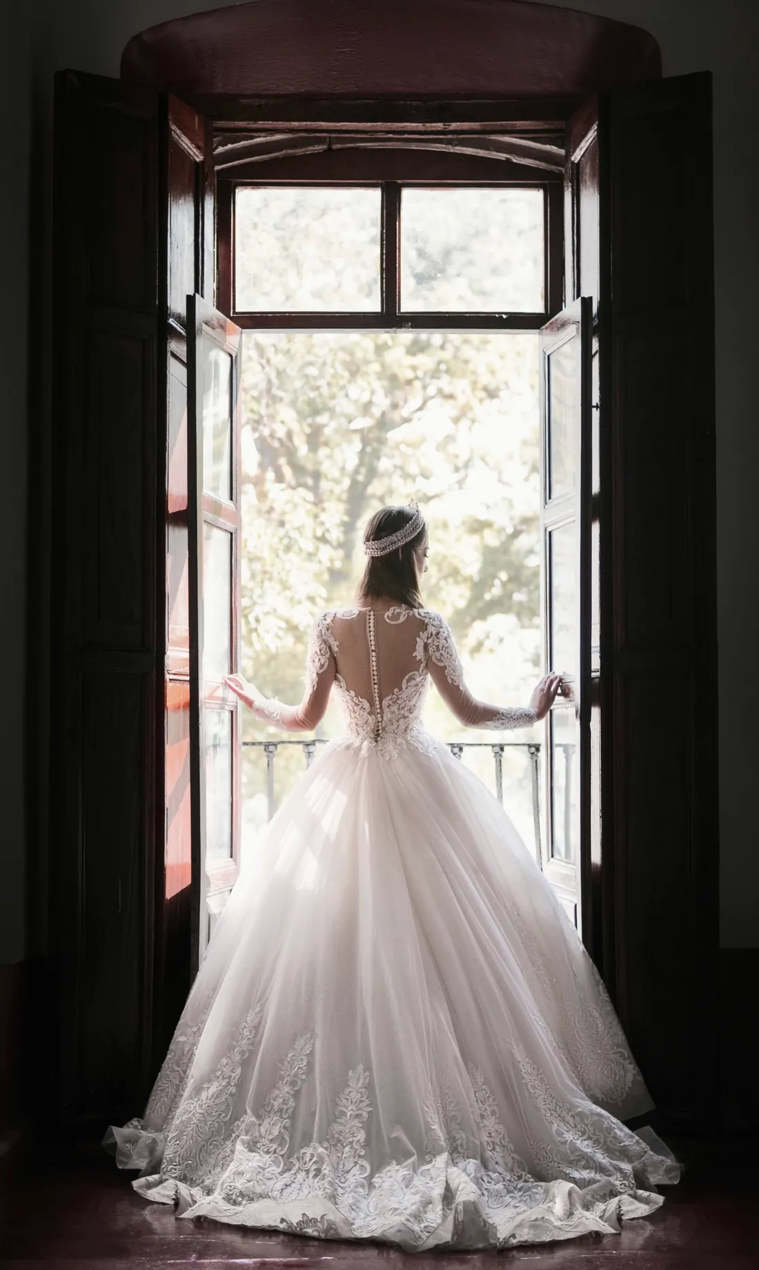 Novia en la ventana antes de la ceremonia